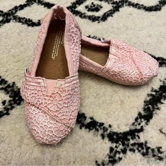 Toms Classics Set of 2 Pink Crochet Lace & Red Alpargata Toddler Size 7 - Picture 2 of 7
